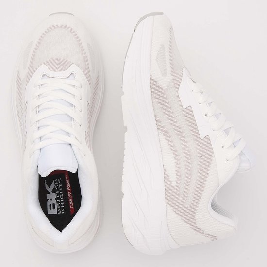 Bovenaanzicht van de witte British Knights Surge sneakers met een binnenzool waarop Comfort Foam Pro staat.