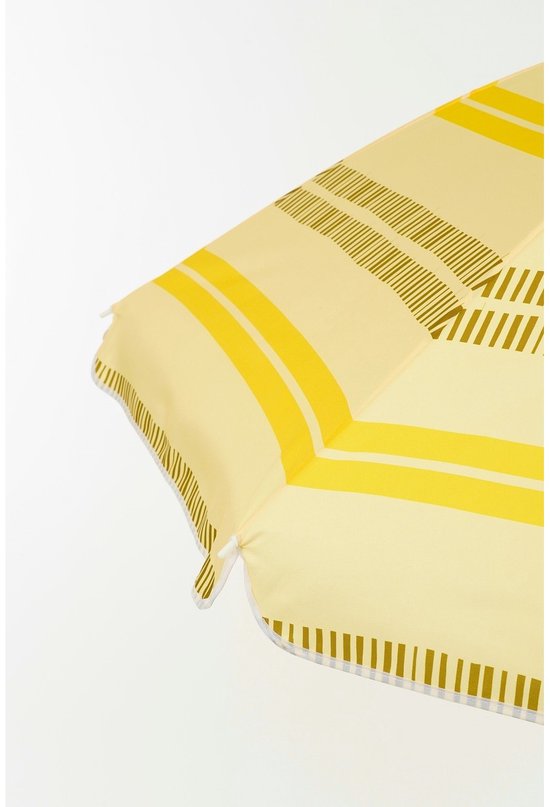 Gele parasol met witte en gouden strepen en een golfvormige rand.