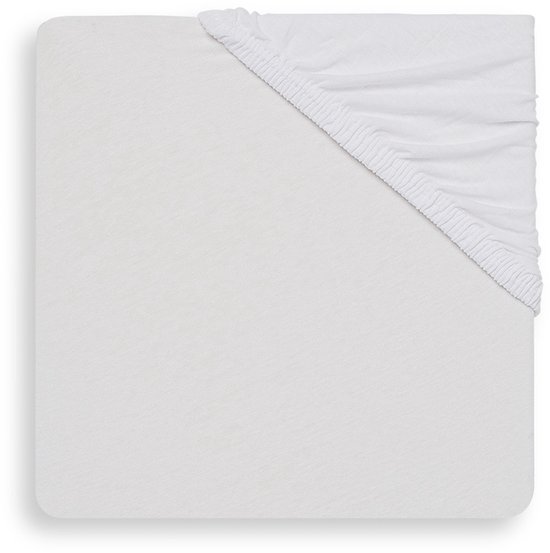 Wit jersey hoeslaken voor een peuterbed met elastiek aan de randen.
