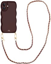 xoxo Wildhearts Glossy Wavy Cord Case Burgundy - Geschikt voor iPhone 16 - Classic Chain - Lang koord - Glimmend telefoonhoesje met golven - Hoesje met koord - Bordeaux rood met gouden ketting - Telefoonkoord - Lange variant koord