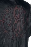Close-up van de achterkant van een zwarte leren jas met het Slipknot-logo in reliëf.