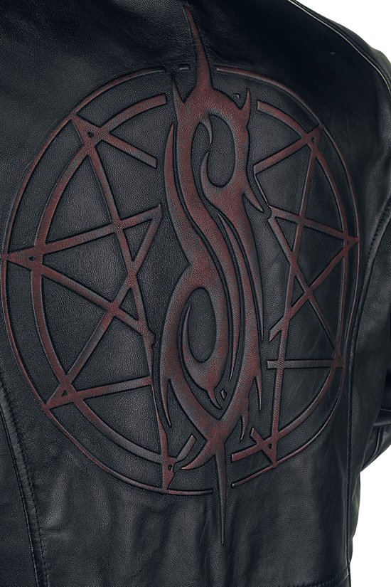 Close-up van de achterkant van een zwarte leren jas met het Slipknot-logo in reliëf.