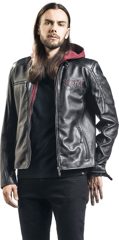 Model draagt een zwarte leren jas met rode capuchon en Slipknot-logo op de borst.