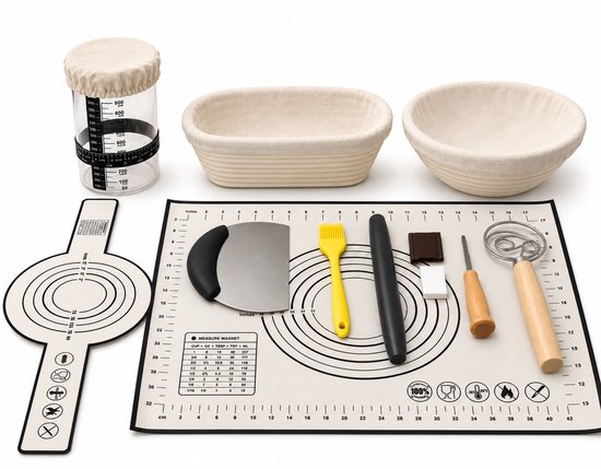 Bakbenodigdheden inclusief rijsmanden, starter pot, deegschraper, spatel, deegsnijder en deegroller.