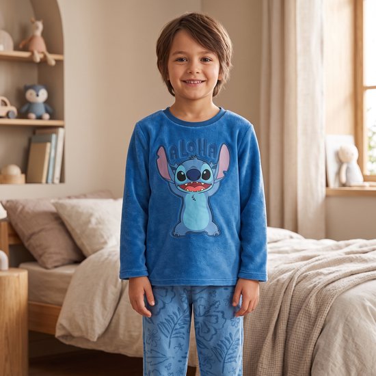 Jongen in blauwe pyjama met Stitch opdruk en 'Aloha' tekst. Broek met subtiele print.