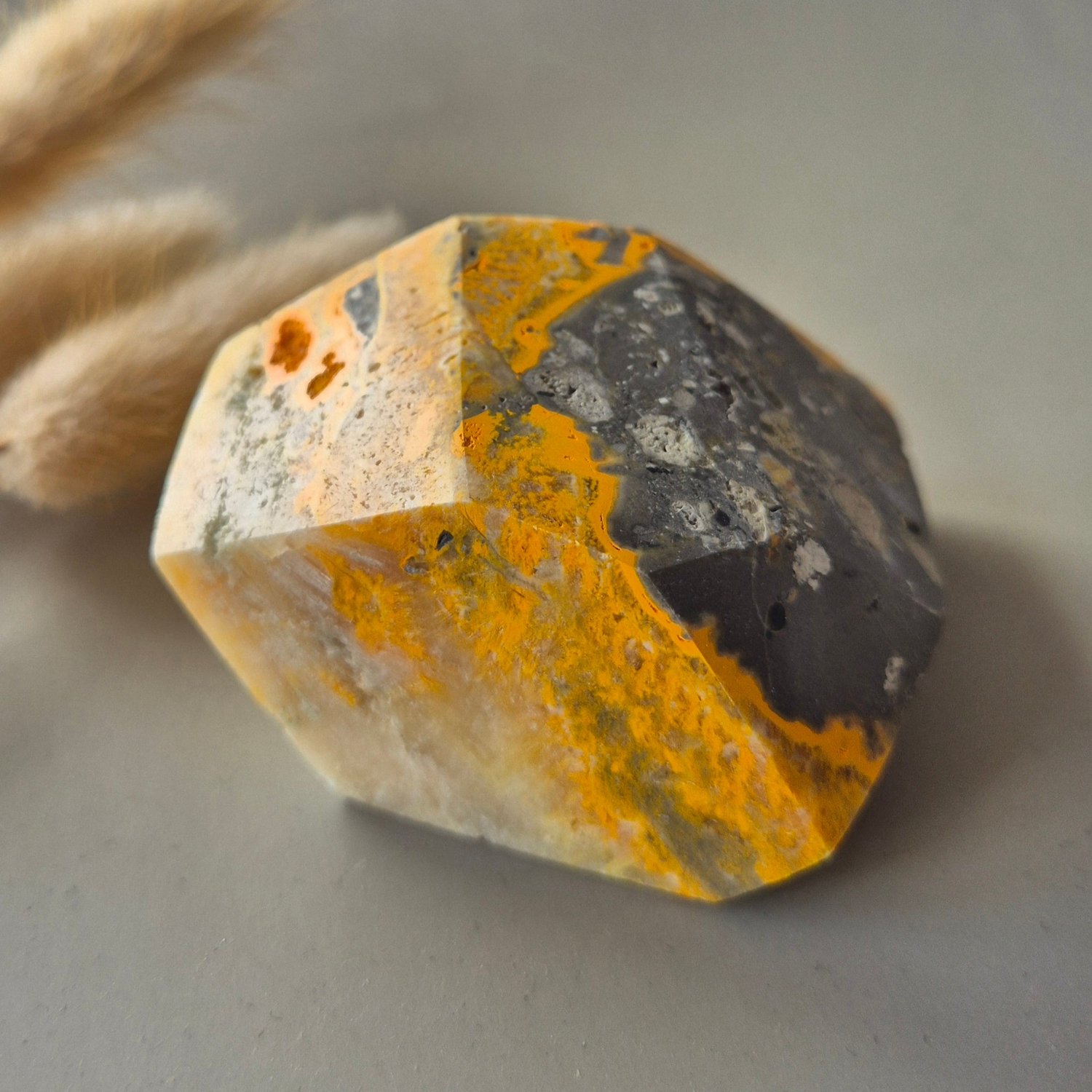 Moonlight Gemstones Bumblebee Jasper Freeform – A. 156 gram Meerkleurig