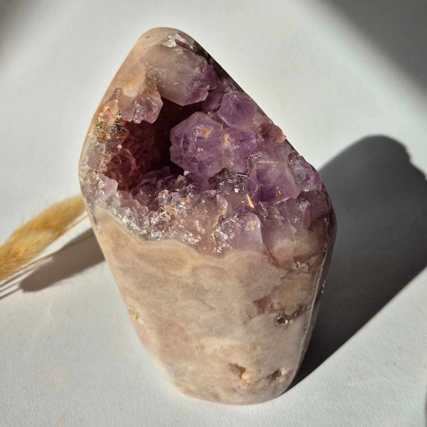 Moonlight Gemstones Roze Amethist Druzy Freeform 969gram – AA+ Natuurlijke Pink Amethyst uit Brazilië Meerkleurig