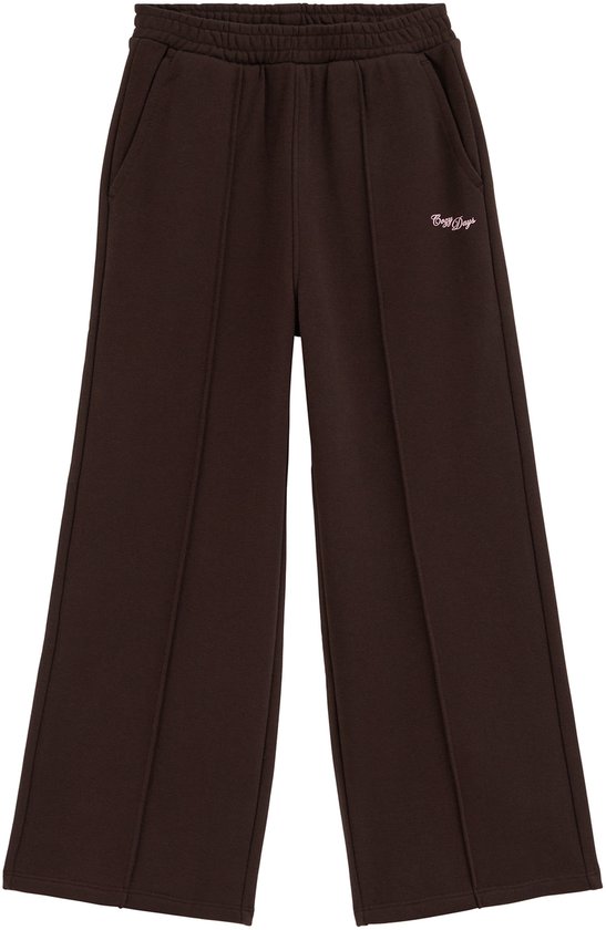 Donkerbruine wijde joggingbroek met roze "Cozy Days" tekst.