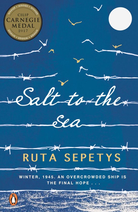 Boekomslag: "Salt to the Sea" door Ruta Sepetys, met een blauwe achtergrond, prikkeldraad en vliegende vogels.