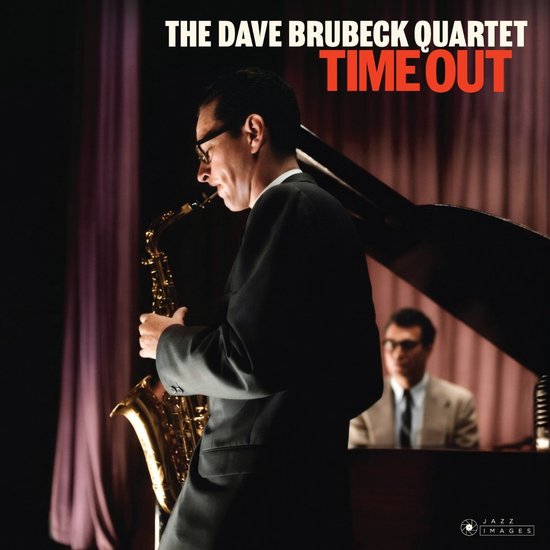 Man met saxofoon voor een piano, album 'Time Out' door The Dave Brubeck Quartet.