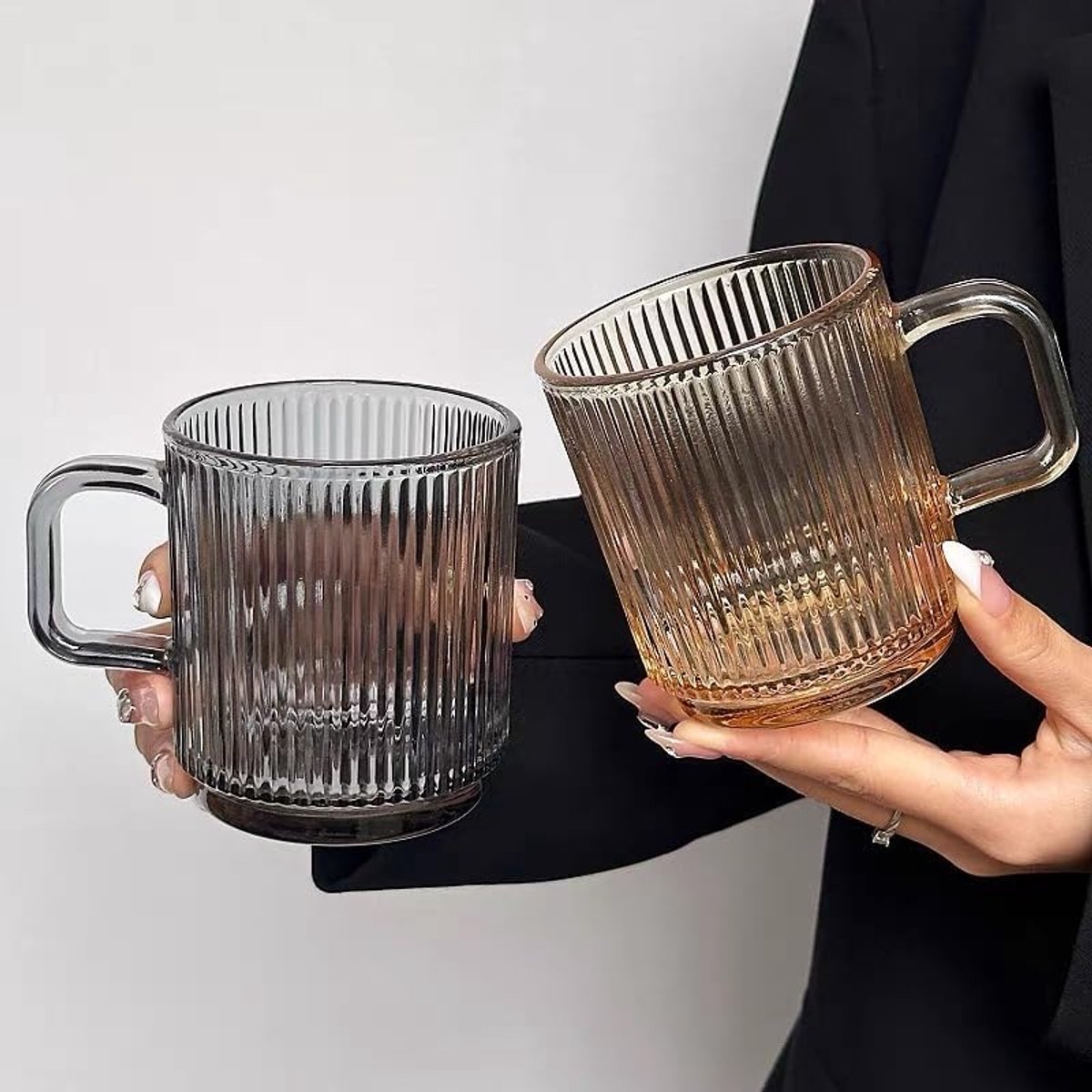 Set van 2, premium glazen koffiemokken met verticale strepen, theeglazen voor warm/koude dranken, perfect ontwerp voor Americano, cappuccino, latte of thee en drank, 340 ml (grijs-amber)