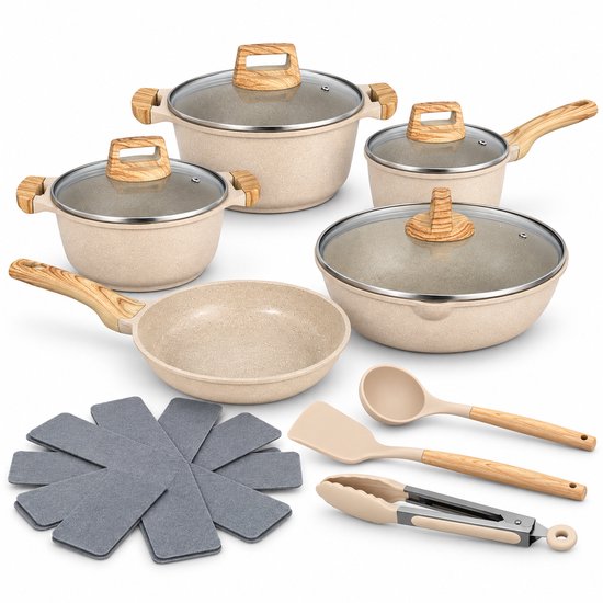 Beige pannenset met glazen deksels en houten handgrepen, inclusief spatel, lepel en tang.