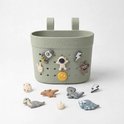 Lichtgroen Banwood mandje met gaatjes, versierd met dinosaurussen en ruimte-accessoires.