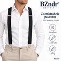 Man met witte blouse en beige broek, draagt zwarte bretels. Tekst: Comfortabele pasvorm.