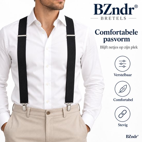 Man met witte blouse en beige broek, draagt zwarte bretels. Tekst: Comfortabele pasvorm.