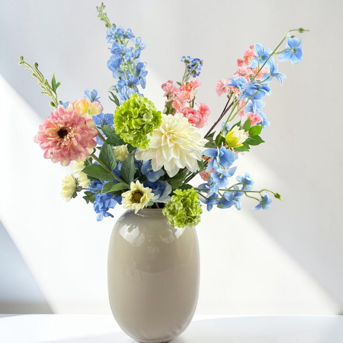 Bloemboetiek Blush Romance – Kunstbloemen – Bloemen – Zijden bloemen boeket – Luxe kunstbloemen plukboeket – Roze, Lichtblauw, cremè/ wit en groen – 65 cm – 12 stelen – Vaas niet inbegrepen