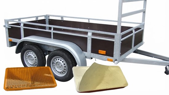 Oranje rechthoekige reflector met honingraatpatroon en één beige plakker, naast een zilveren aanhanger met dubbele wielen.