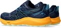 Marineblauwe trailschoenen met oranje zolen, zwarte en blauwe accenten en het 'GEL-SONOMA 7' logo.