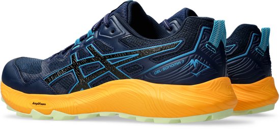 Marineblauwe trailschoenen met oranje zolen, zwarte en blauwe accenten en het 'GEL-SONOMA 7' logo.