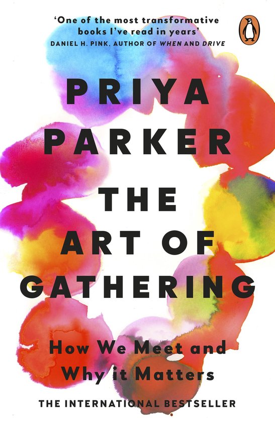 Boekomslag met de titel 'The Art of Gathering' door Priya Parker, met waterverf vlekken in roze, oranje, geel en blauw.