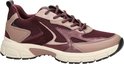 Wijnrode sneaker met taupe en metallic details, vetersluiting en witte zool.