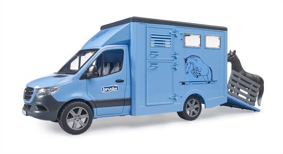 Lichtblauwe Bruder MB Sprinter paardentransporter met opengaanbaar laadluik, paardenafbeelding en twee paarden.
