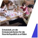 Een gezin tekent en knutselt aan een tafel, met de tekst "Ontwikkeld om te voldoen aan de emissiecriteria voor binnenluchtkwaliteit."