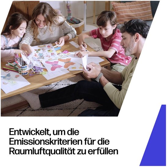 Een gezin tekent en knutselt aan een tafel, met de tekst "Ontwikkeld om te voldoen aan de emissiecriteria voor binnenluchtkwaliteit."