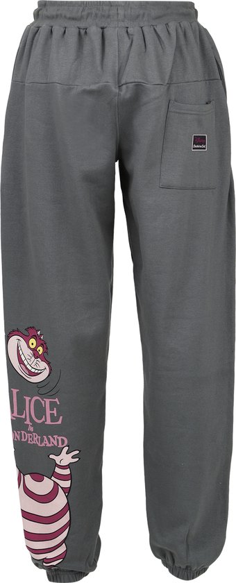 Achterkant van grijze joggingbroek met Disney Cheshire Cat-label op de zak en beenprint.