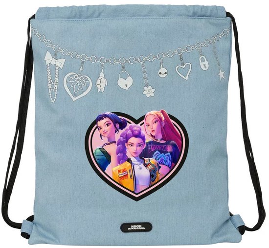 Lichtblauwe gymtas met een ketting van bedels en een hart met Rumi, Mira en Zoey. "KPOP DEMON HUNTERS" logo onderaan.