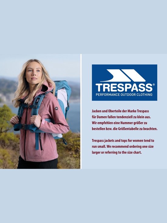 Model met roze Trespass outdoorjas en rugzak.