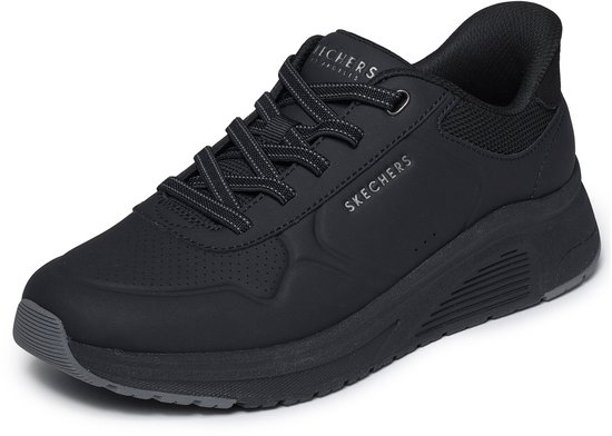 Zwarte Skechers sneaker met veters, ademende perforaties, 'SKECHERS' logo en 'LOS ANGELES' tekst.