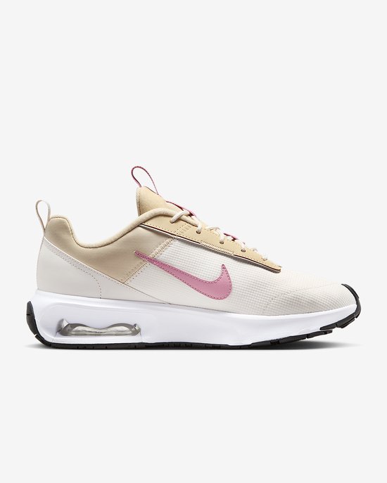 Crèmekleurige Nike Air Max INTRLK Lite sneaker met roze Swoosh en beige accenten. Een zichtbare Air Unit onder de hiel.