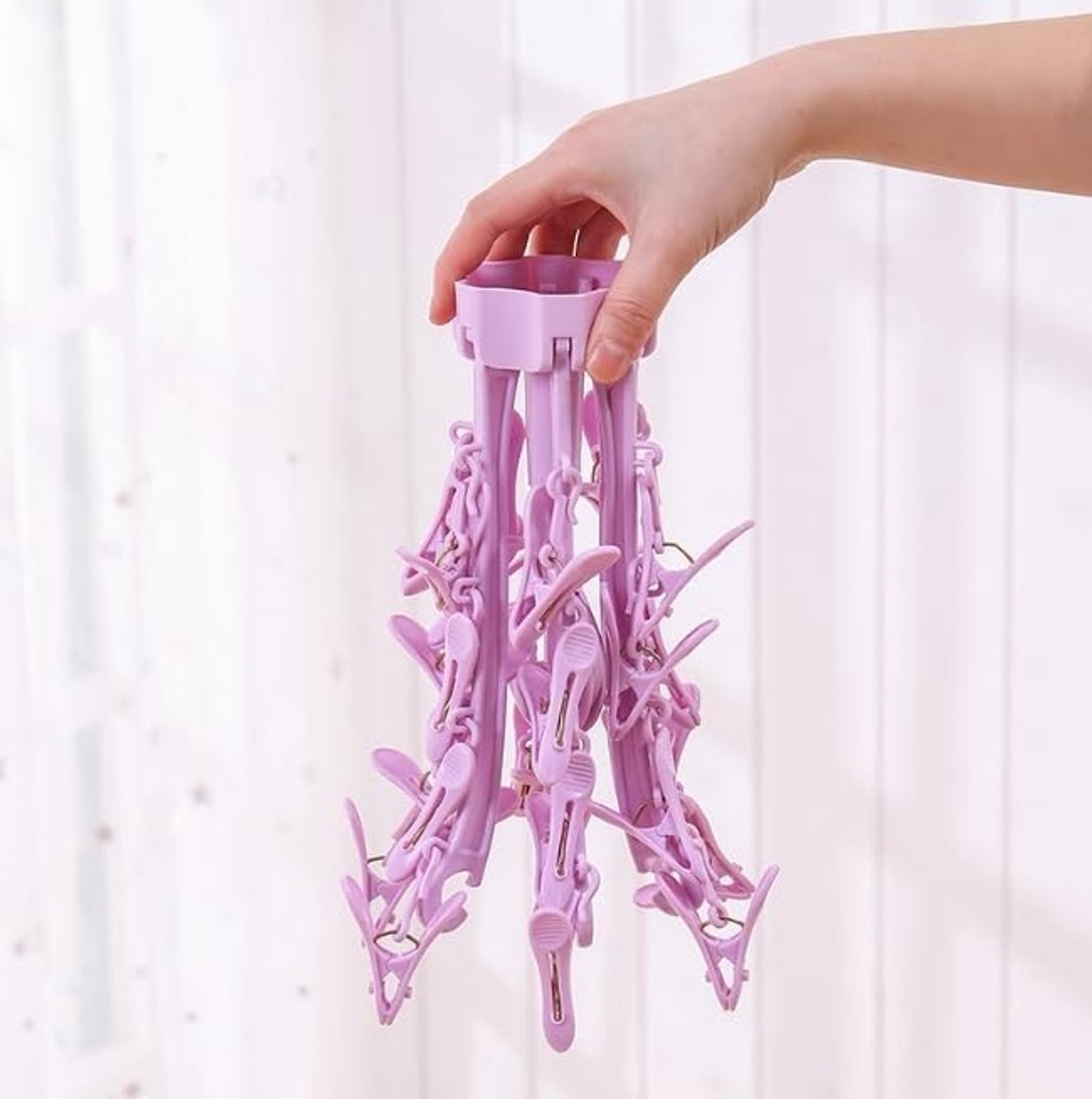 Vouwbare en windbestendige droogrek met 24 kegels voor buitengebruik, ideaal voor shorts, ondergoed en kleine kledingstukken.