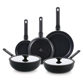 Zwarte BK Enjoy pannenset van 5 stuks met antiaanbaklaag. Bestaande uit 3 koekenpannen (20, 24, 28 cm), een hapjespan (28 cm) en een wokpan (28 cm). Alle pannen hebben een glazen deksel.
