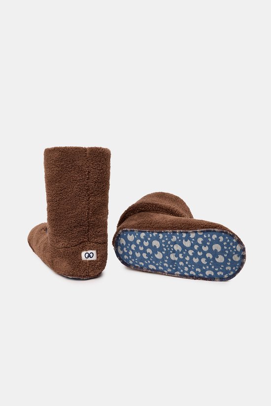 Chausson marron en teddy, modèle haut, avec semelle bleue imprimée.