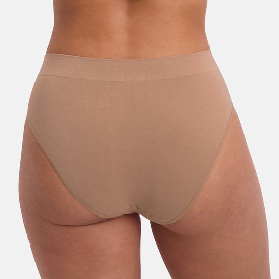 Achterkant van een beige naadloze slip van Bamboo Basics.
