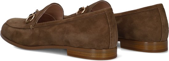 Zij-aanzicht van bruine suède loafers met goudkleurige bit-detail en lage blokhak.