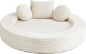 Rond dagbed van beige ribfluweel met twee ronde en een vierkant kussen.