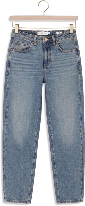 Recht model spijkerbroek in lichtblauw denim met een stonewash-look, zichtbare naden en oranje merklogo op de zak.