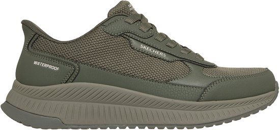 Olijfgroene Skechers sneaker met mesh bovenwerk, waterdicht en Skechers-logo op de zijkant.