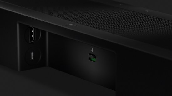 Close-up van de achterkant van de Sonos soundbar met HDMI, USB-C en microfoonpoorten.
