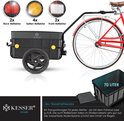 Zwarte fietskar met reflectoren, aangesloten op rode fiets. 70 liter transportbox.