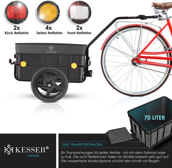 Zwarte fietskar met reflectoren, aangesloten op rode fiets. 70 liter transportbox.