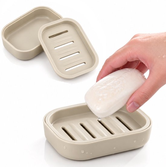 Boîte à savon beige avec grille amovible et couvercle, une main y plaçant un savon.
