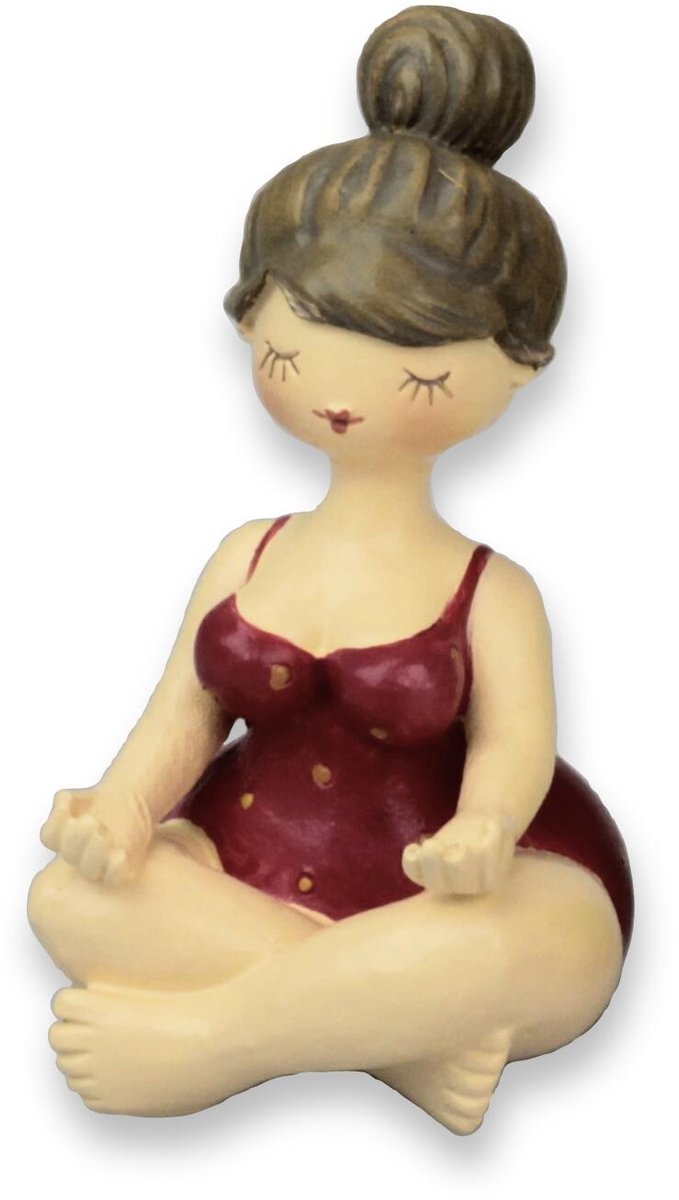 Inware Woonkamer decoratie beeldje - yoga houding - dikke of mollige dame - yoga pakje rood - 12 cm - vrouwen op het strand