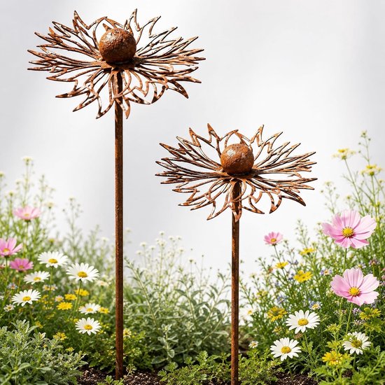 Decoratieve Tuinaccessoires van Cortenstaal, Metalen Bloemen Poppies en Roestige Tuinstaken voor een Natuurlijke Tuinlook