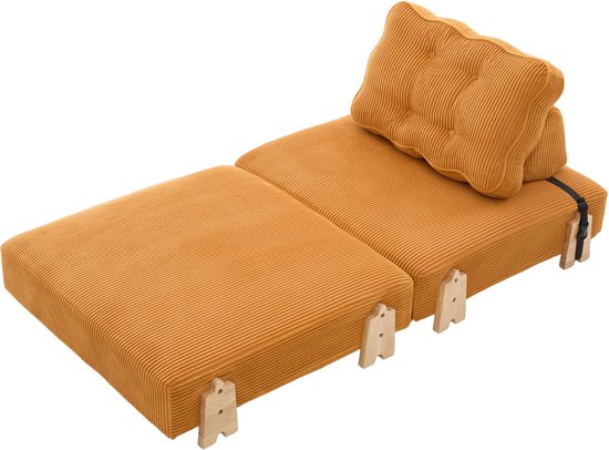 Oranje corduroy slaapbank met uitklapbare houten poten, inclusief een gestreepte rugsteun en kussen.