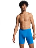 Man met donkere huid en krullend haar, draagt een helderblauwe boxer met grijze tailleband.