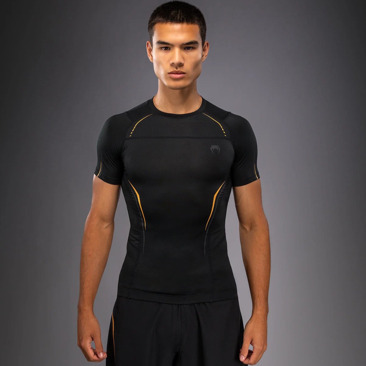 Venum G-Core Rashguard Korte Mouwen – Zwart/Goud voor Kickboksen & MMA - S